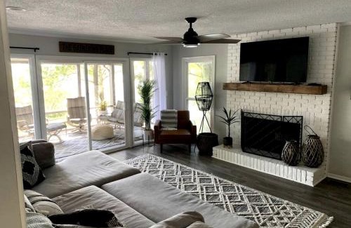 Cadiz House | Inmerse in the Serenity of this Lakefront Cottage in Cadiz, Kentucky