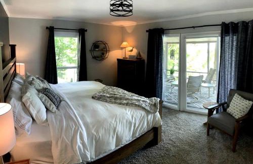 Cadiz House | Inmerse in the Serenity of this Lakefront Cottage in Cadiz, Kentucky