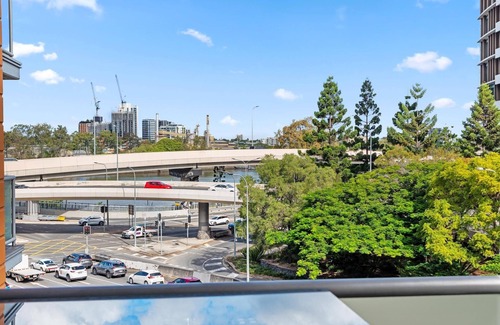 South Brisbane Apartment | Inner City Action! 3Bed/2Bath/1Car/3Balconies