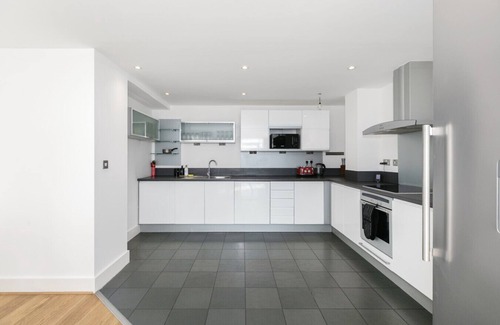 Island Gardens Apartment | Insta Worthy London 2 Bedroom Flat with 2 Bathrooms Kitchen Thames View Sleeps 6