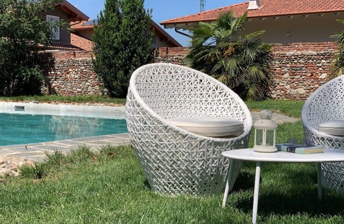 Vaprio d'Agogna Villa | Intera Villa Storica di Charme con Piscina e Parco