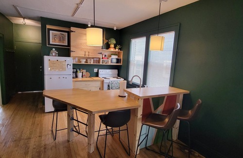 University Circle Apartment | Invidiosamente verde #3 *Family Run*