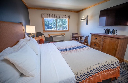 Mammoth Lakes Hotel | Inviting Alpine Room for Outdoor Lovers, Close to Mammoth Skiing & Hiking Trails