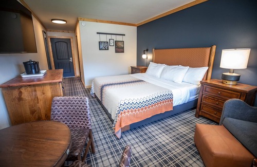 Mammoth Lakes Hotel | Inviting Alpine Room for Outdoor Lovers, Close to Mammoth Skiing & Hiking Trails