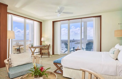 Hollywood Hotel | Inviting Beachfront Room with Outdoor Pool and Near ArtsPark at Young Circle