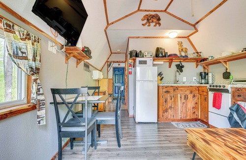 Vulcan Cabin | Inviting Des Arc Cabin w/Fire Pit + Deck!