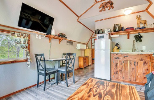 Vulcan Cabin | Inviting Des Arc Cabin w/Fire Pit + Deck!