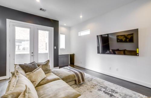 Houston House | Inviting H-Town Home Near Shops and Golf Courses!