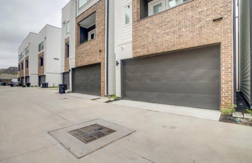 Houston House | Inviting H-Town Home Near Shops and Golf Courses!