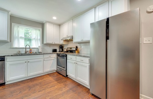 Gresham Park House | Inviting Home w/Backyard: 8 Mi to Dtwn Atlanta!