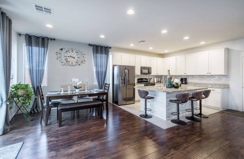 Arden House | Inviting Sunny House! Poker table~ 4br 3ba 7 beds/10 mins to Airport & Strip!