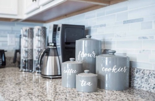 Arden House | Inviting Sunny House! Poker table~ 4br 3ba 7 beds/10 mins to Airport & Strip!