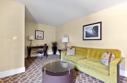 Corte Madera Hotel | Inviting Unit w/Kitchen | Courtyard | Outdoor Pool | Free Parking