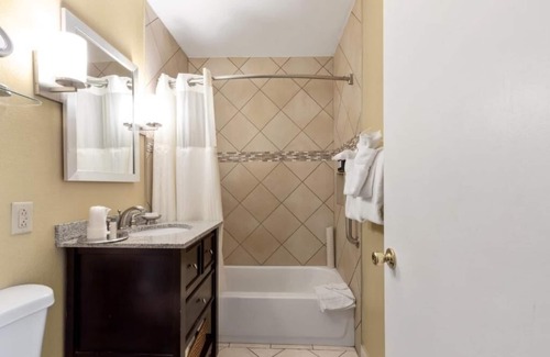 Corte Madera Hotel | Inviting Unit w/Kitchen | Courtyard | Outdoor Pool | Free Parking