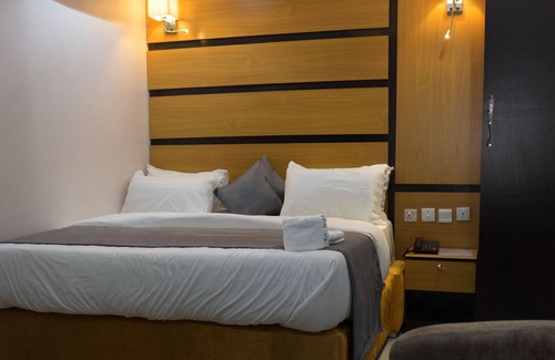 Ibadan Hotel | Iris Gold Suite