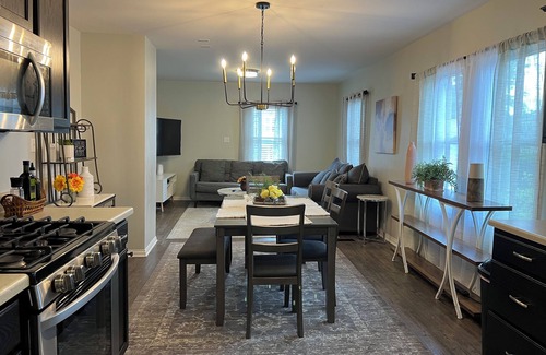 Harters Heights House | Irish Haven! Spacious 5-bedroom house with AC and WiFi! Walk to Notre Dame!