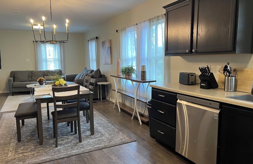 Harters Heights House | Irish Haven! Spacious 5-bedroom house with AC and WiFi! Walk to Notre Dame!