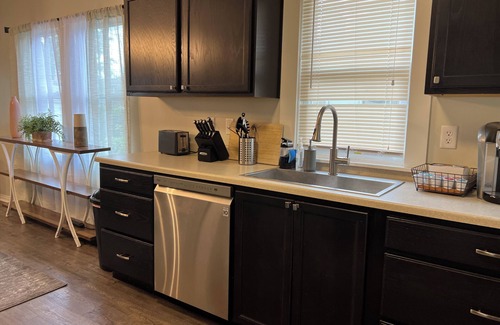 Harters Heights House | Irish Haven! Spacious 5-bedroom house with AC and WiFi! Walk to Notre Dame!