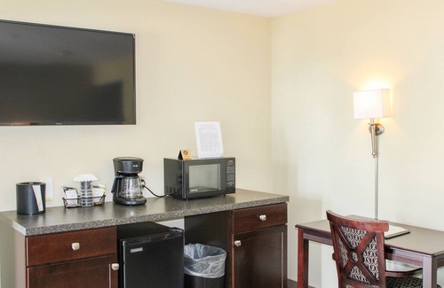 Kelleys Island Hotel | Iroquois Suite at Kelley's Island Venture Resort