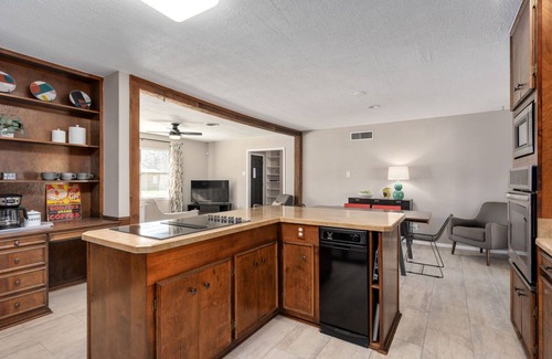 Irving House | Irving, Tx Home in heart of DFW, dog friendly!