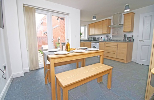 Newport House | Isla House - Newport City Centre - Sleeps 7