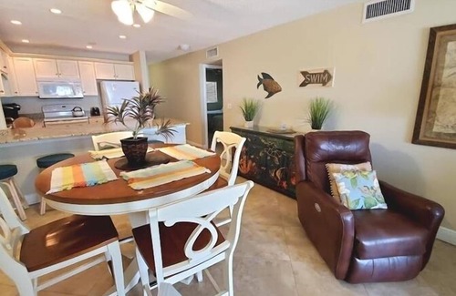 Ilexhurst Condo | Island Beach Club 24 - Anna Maria Island - Condo 2 Bedroom/1 Bath gulf front , maximum occupancy of 4 people.