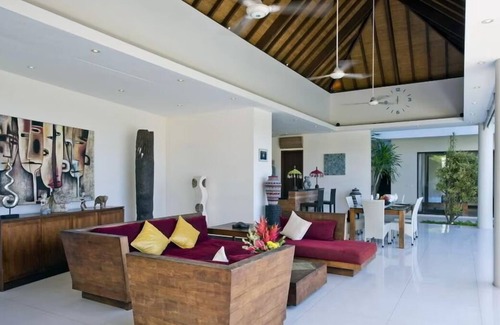 Portlock House | Island Breeze Manor - AC, Shared Pool, Ocean Views