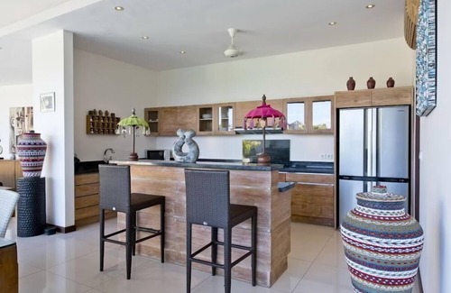 Portlock House | Island Breeze Manor - AC, Shared Pool, Ocean Views