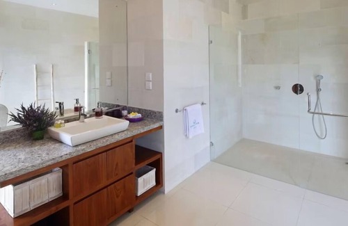 Portlock House | Island Breeze Manor - AC, Shared Pool, Ocean Views