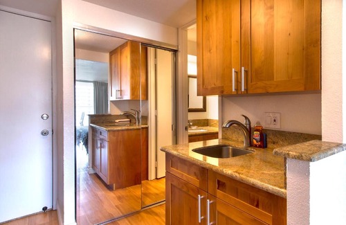 Waikiki Apartment | ISLAND COLONY STUDIO 2017