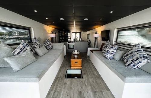 Whippingham Boat Rental | Island Harbour Houseboat