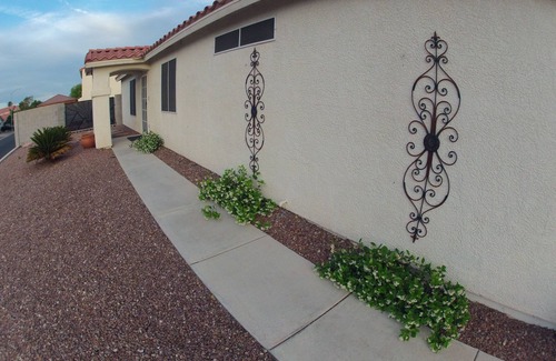 Silverado Ranch House | Island Rio ~ Lux. Priv. Bed/Bath ~ 10 Min Strip/LAS ~ Hi Tech ~ 50" WidesScreen