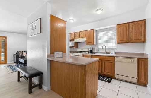 Patton House | Island Vibes in Riverside: Your Tropical Escape!