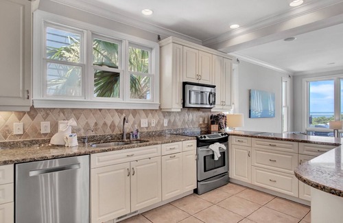 Ocean Point House | “Island’s Edge” at 45 Ocean Point|Oceanfront|Two Oceanfront Decks|All New Master Bath|Close to Oc.