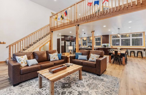 Island Park House | Isle Haven | Pickleball-Hot Tub-Theater-Fire Pit