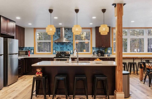 Island Park House | Isle Haven | Pickleball-Hot Tub-Theater-Fire Pit