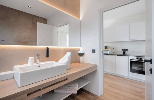 Berg/Monte Apartment | Apartment 'Weingut Gasshof Alma' with Mountain View, Shared Pool and Wi-Fi