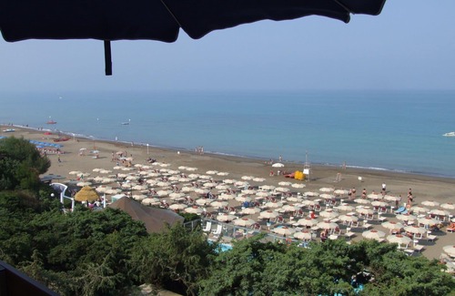 Marina di Castagneto Carducci Apartment | Beautiful apartment for 4 people with A/C, WIFI, TV, balcony and panoramic view