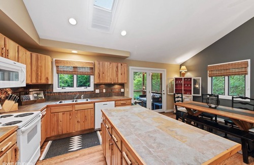 Harbert Cottage | 'It's a Dog's Life" - Unleash Your Fun Here!