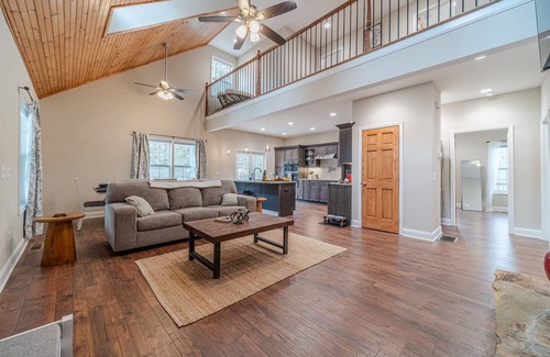 Helen Cabin | It's All Fun and Games - Modern Family Cabin Near Helen, Hot Tub, Games, Golf