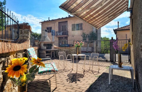 Castell'Azzara House | Rural farmhouse end 800 with outdoor veranda