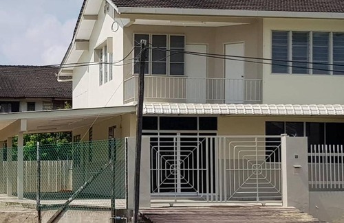 Sibu House | J & I Roomstay B 3 Person with shared bathroom