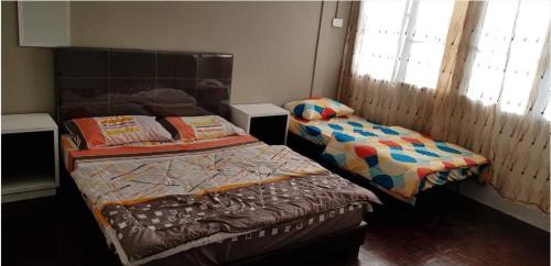 Sibu House | J & I Roomstay B 3 Person with shared bathroom