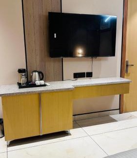 Jangpura Hotel | J Residency Near Nizamuddin Railway Station