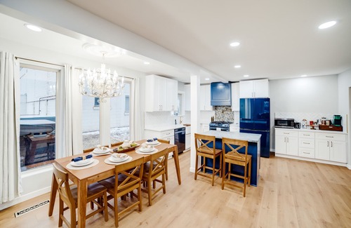 Kellogg House | Jackass Manor/8 beds sleeps 11/Hot tub/locally owned.