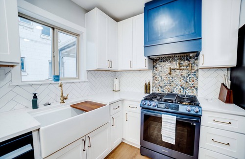 Kellogg House | Jackass Manor/8 beds sleeps 11/Hot tub/locally owned.