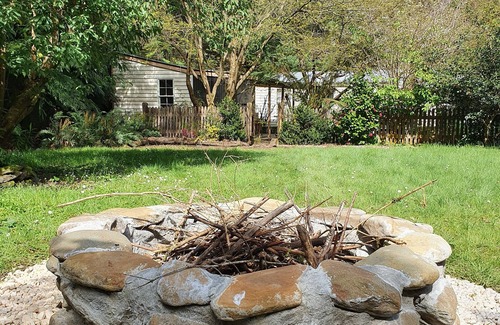 Walhalla Cottage | Jacomb's Cottage and Studio. Enjoy the Tranquillity. Walk to Town
