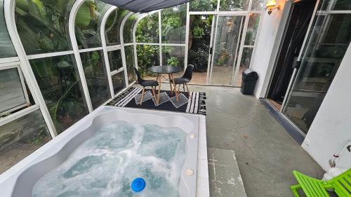 Walmer Apartment | Jacuzzi, Airport, St George's Park