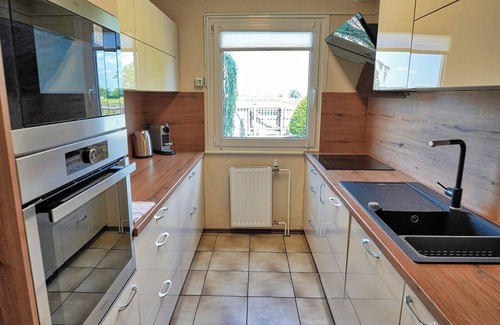 Limbus House | Jacuzzi, BBQ and EV Charger | 5BR Villa with Garden