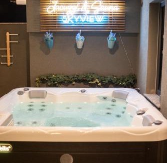 Cluj County Apartment | Jacuzzi & Sauna Skyview